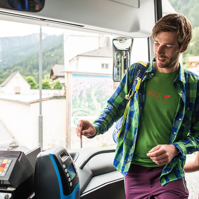 Mann steigt in Bus ein