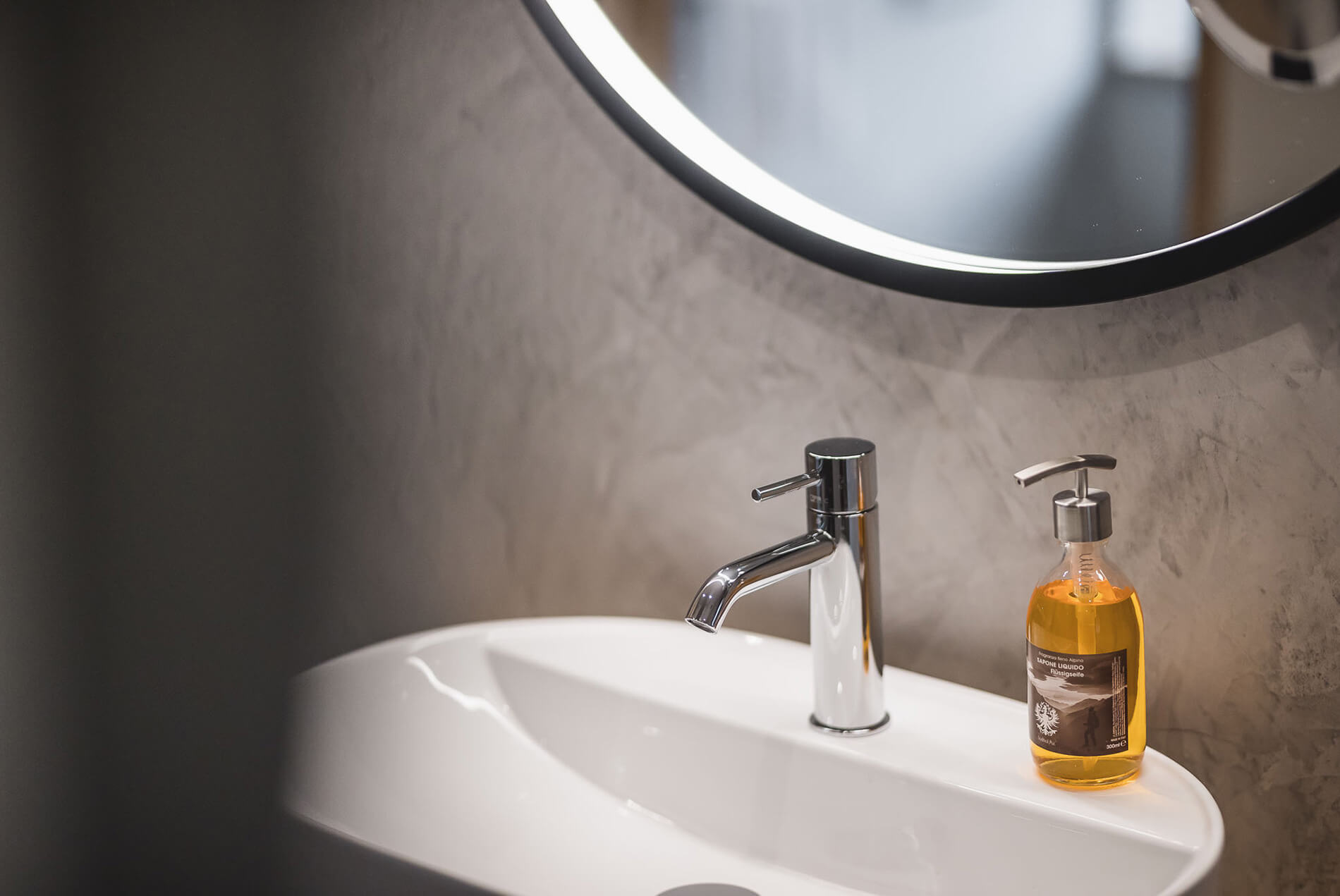 Bagno con specchio per truccarsi